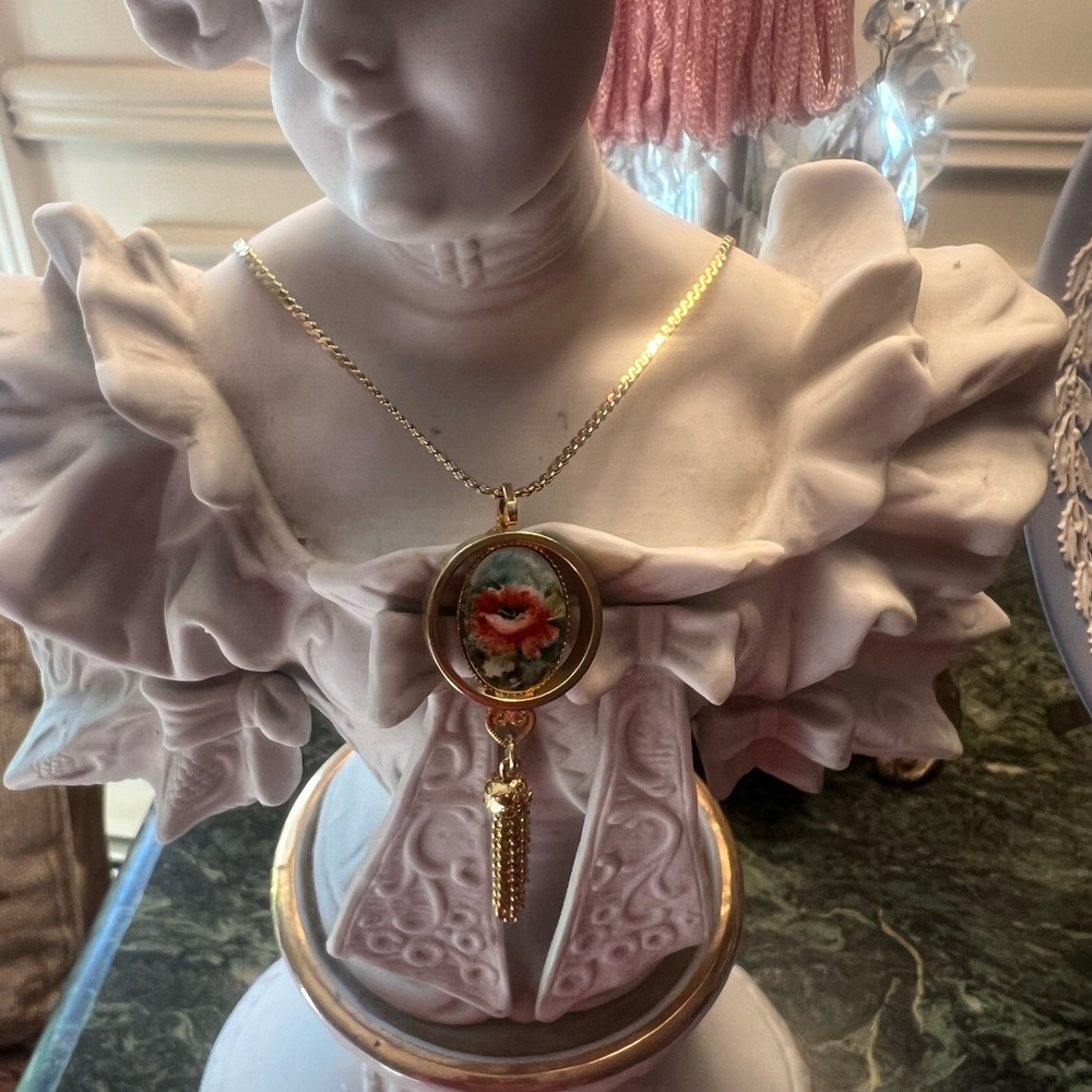 Elegant Gold tone and Green Pendant Necklace